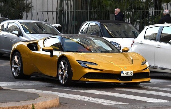 عکس | ابرخودروی حیرتانگیز پیرمرد افسانهای فوتبال | واکنش اسطوره میلان به تمدید ایبراهیموویچ