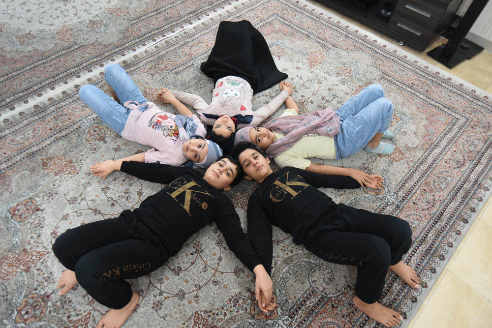 زندگی تلخ و شیرین پنجقـلوها | ۹ سال در انتظار حمایت مسئولان ماندهایم | فقط خانواده و صاحبکار حامی بودند