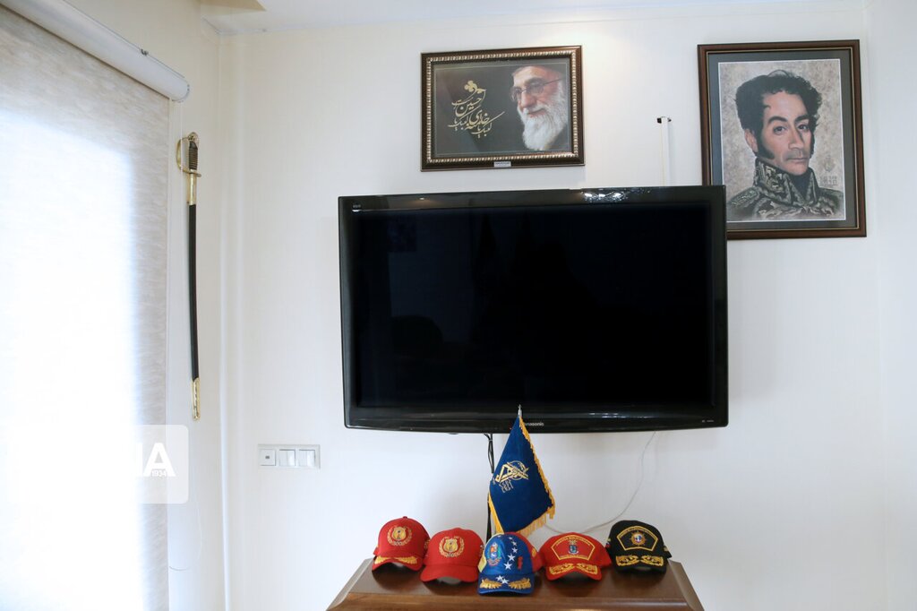 ببینید| تصویر سردار سلیمانی و رهبر انقلاب در اتاق سفیر خارجی | چیدمان جالب اتاق  یک دیپلمات؛ از تصاویر رهبران دو کشور تا پرچم سپاه پاسداران