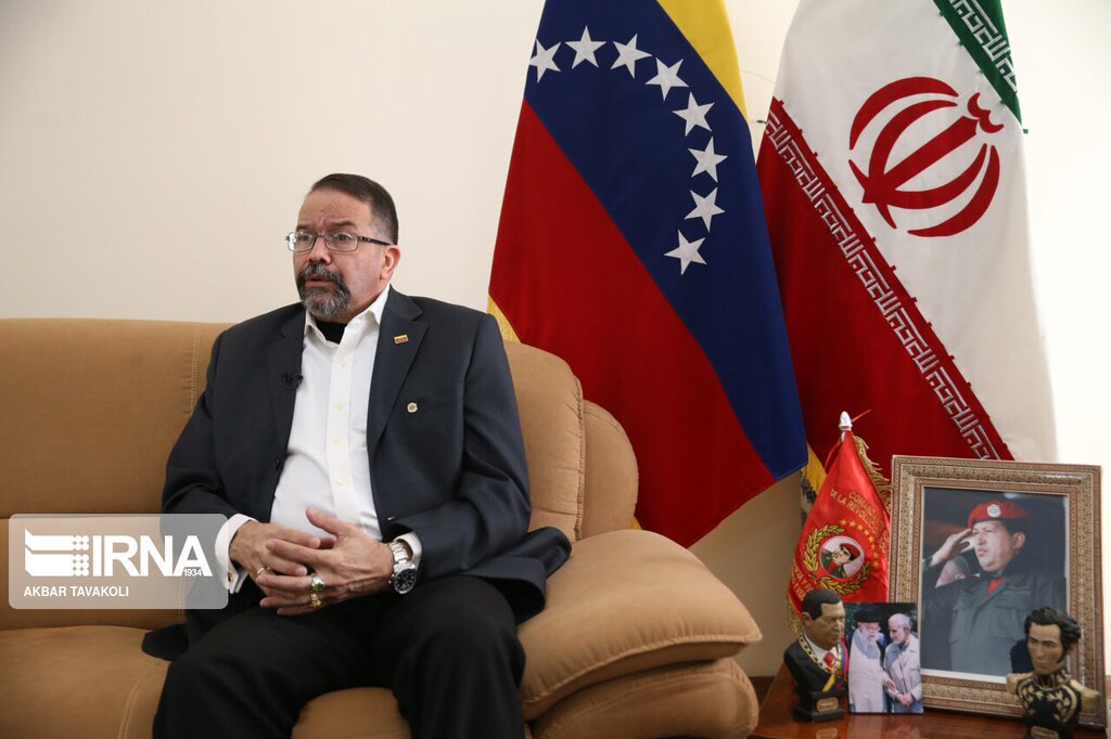 ببینید| تصویر سردار سلیمانی و رهبر انقلاب در اتاق سفیر خارجی | چیدمان جالب اتاق یک دیپلمات؛ از تصاویر رهبران دو کشور تا پرچم سپاه پاسداران