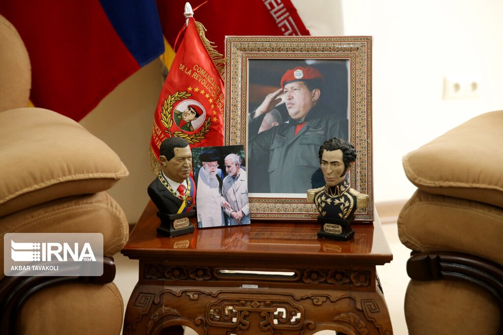 ببینید| تصویر سردار سلیمانی و رهبر انقلاب در اتاق سفیر خارجی | چیدمان جالب اتاق  یک دیپلمات؛ از تصاویر رهبران دو کشور تا پرچم سپاه پاسداران