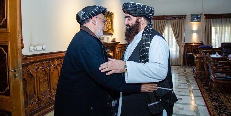 عکس | استقبال طالبان از بازگشت نماینده «اشرف غنی» به افغانستان