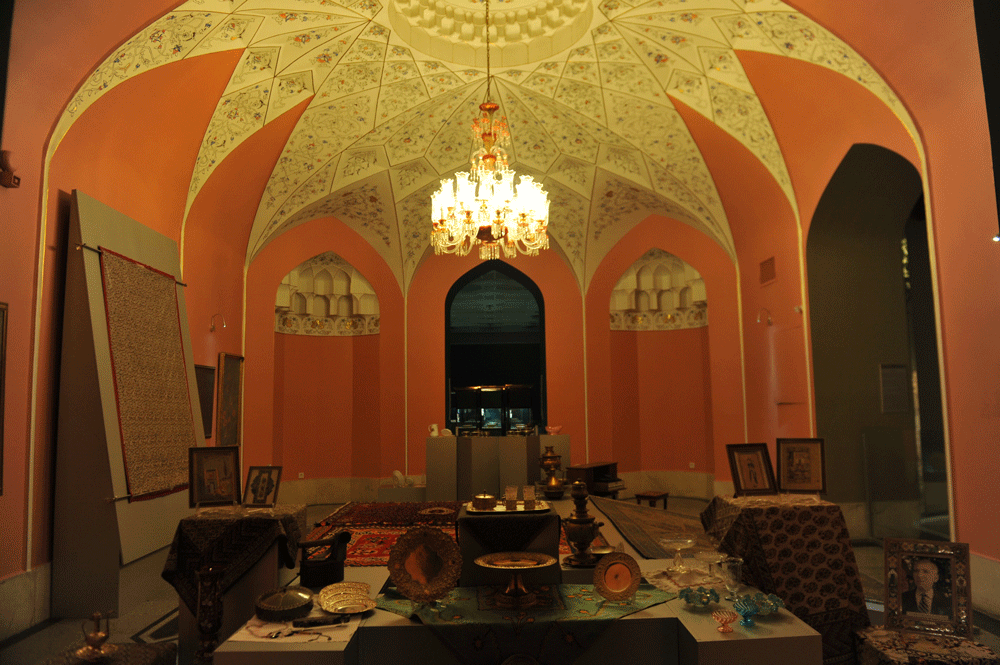 تماشای گنجینههای ملک در میدان مشق | ۲۰ هزار نسخه و رساله خطی در تالار محققان