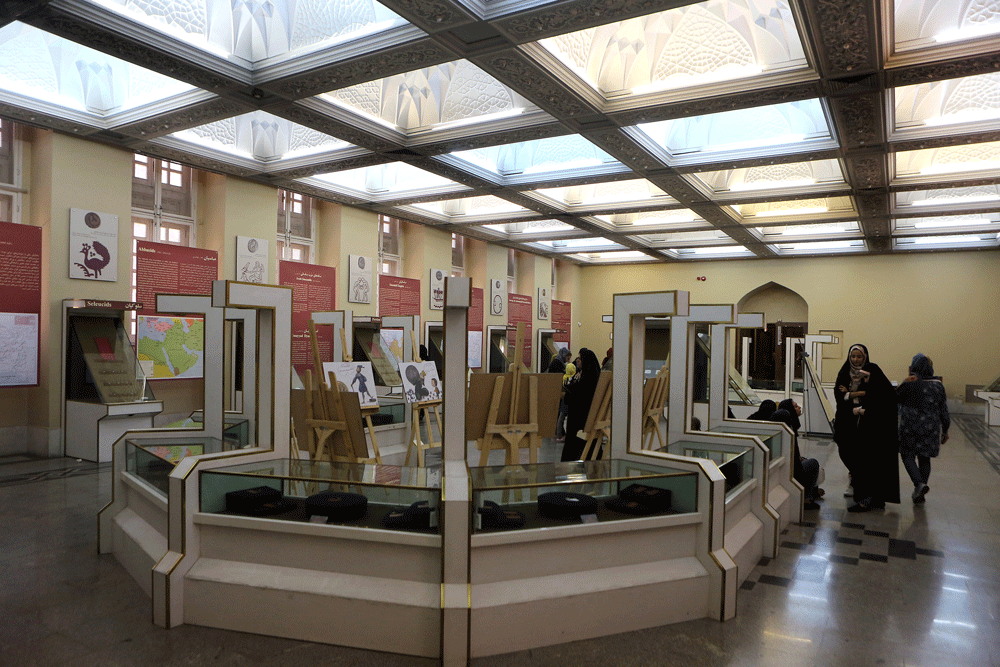 تماشای گنجینههای ملک در میدان مشق | ۲۰ هزار نسخه و رساله خطی در تالار محققان