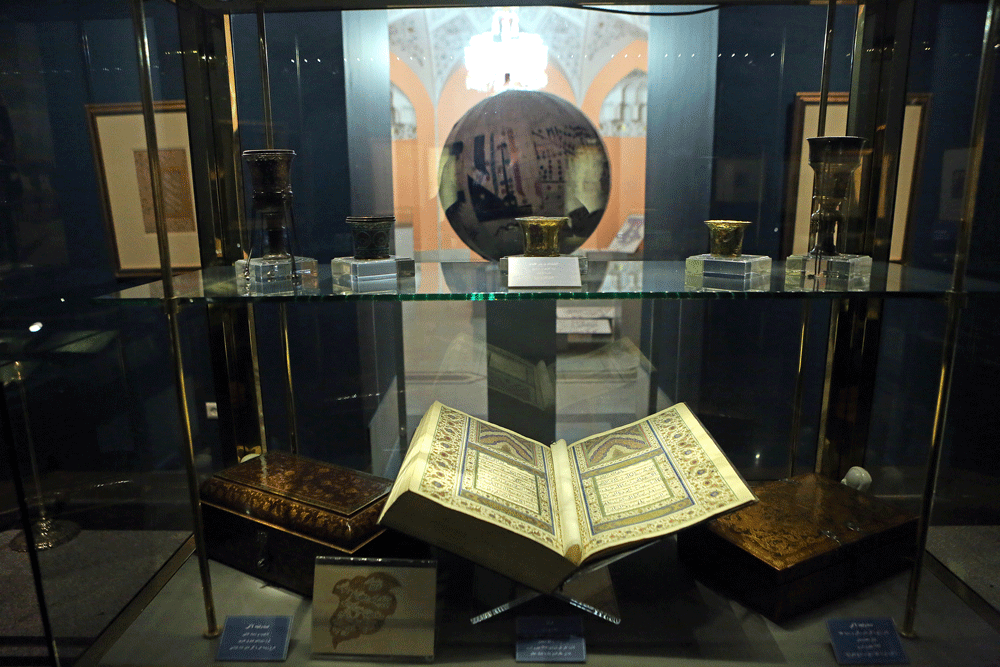 تماشای گنجینههای ملک در میدان مشق | ۲۰ هزار نسخه و رساله خطی در تالار محققان