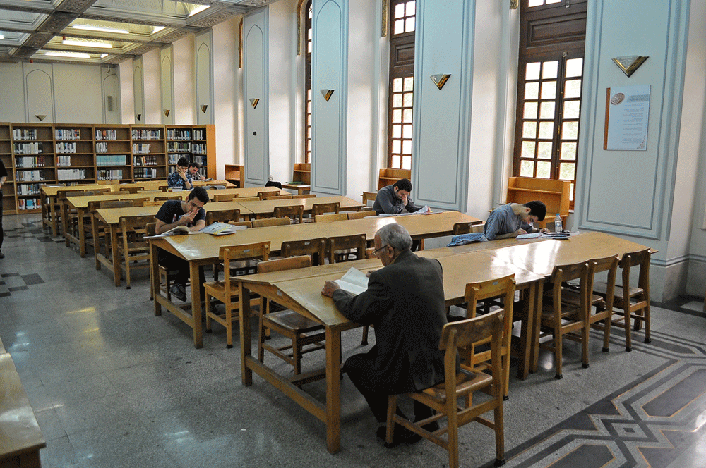 تماشای گنجینههای ملک در میدان مشق | ۲۰ هزار نسخه و رساله خطی در تالار محققان