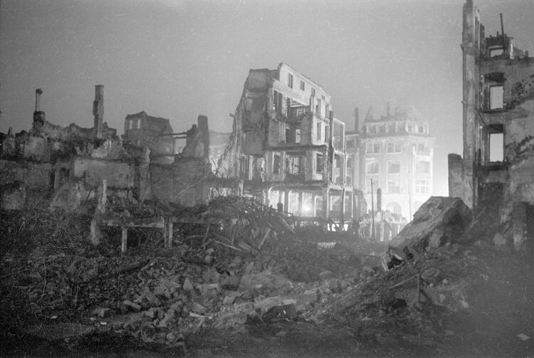 تصاویر | سالروز یک جنایت در درسدن | شهری که در ۳ روز پذیرای ۳ میلیون و ۹۰۰ هزار کیلو بمب بود