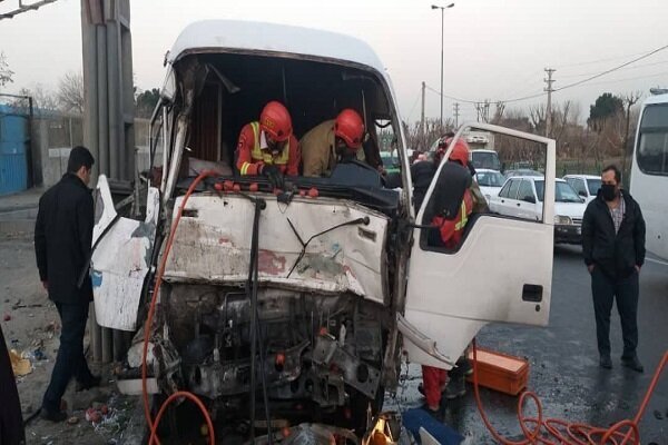 تصادف سرویس کارگران یک کارخانه صنعتی | محبوس شدن راننده پشت فرمان