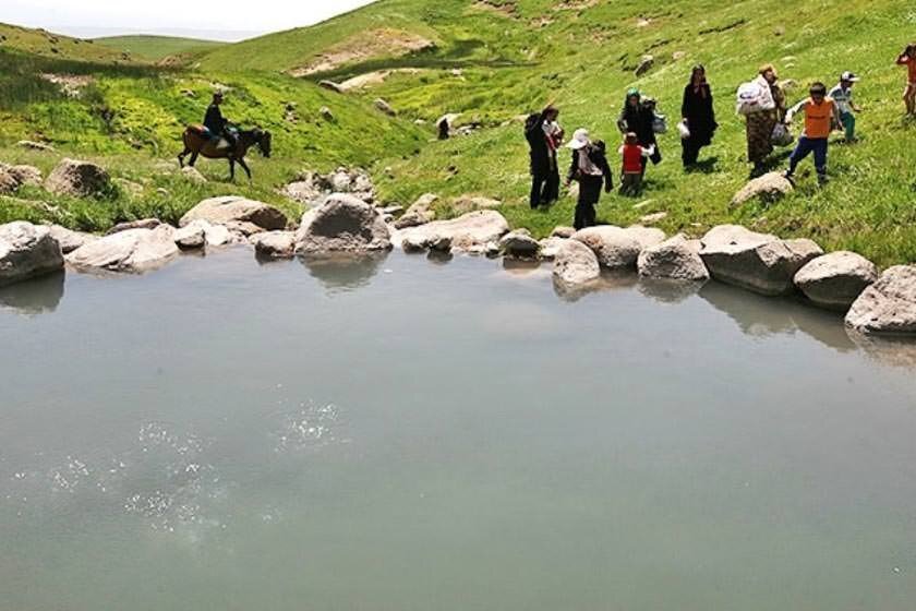 خواص درمانی ماست خور | لذت آبتنی زمستانی در این دهکده جذاب چشمه ماستخور