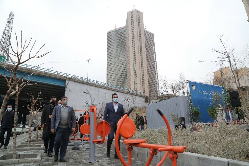 بام مخزن آبرسانی جدید امیرآباد پاتوق محلی شد