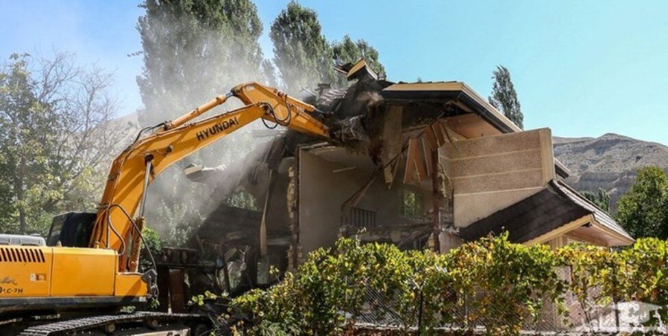 تخریب ساختمان در حاشیه رود چالوس
