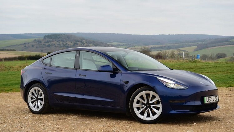 مقایسه BMW i4 با تسلا مدل 3 | رقابتی که وجود ندارد