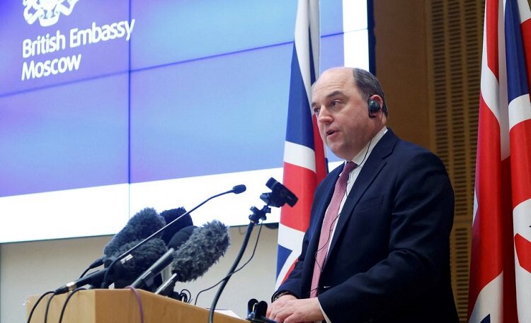 وزیر دفاع انگلیس تعطیلات خود را نیمه‌تمام گذاشت | بحران اوکراین والاس را به لندن کشاند