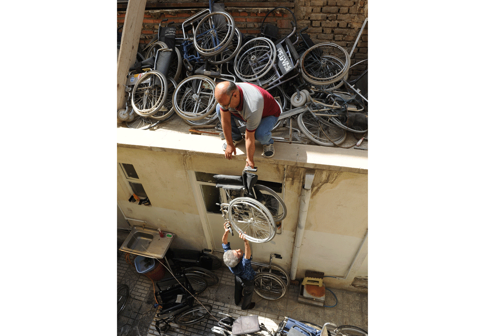 راز دایی احمد با یک کوه ویلچر روی بام خانه