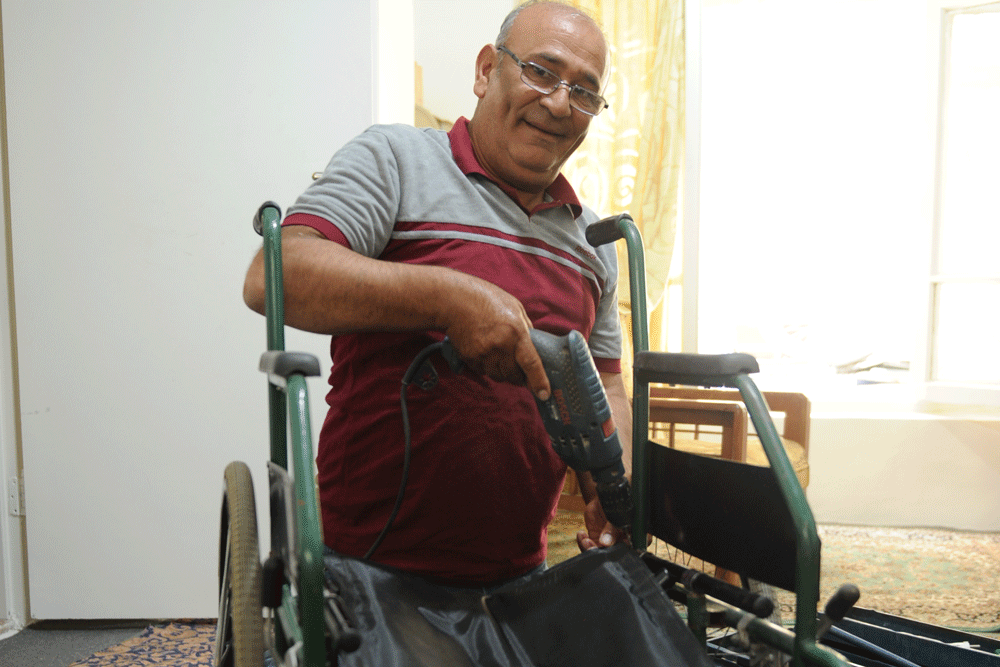 راز دایی احمد با یک کوه ویلچر روی بام خانه ویلچر ساز خیر