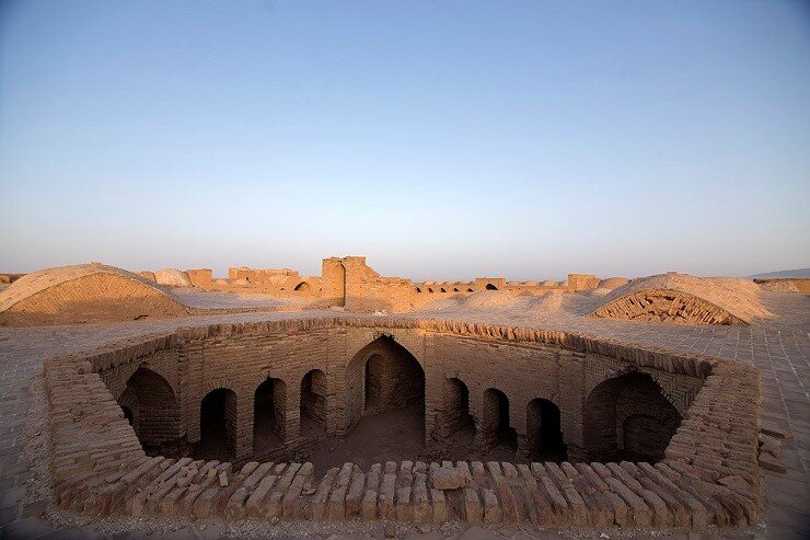 عکس | مادر کاروانسراهای ایران کجاست؟ | دیر گچین؛ جایی که شاه ایران بهمن را اژدها بلعید | کاروانسرایی در مسیر جاده ابریشم کاروانسرای دیرگچین