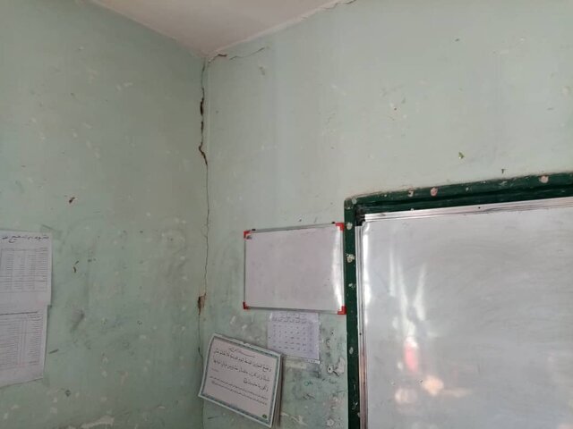 داستان مدرسهای که هنوز بخاری نفتی دارد | این مدرسه فرسوده بر سر دانشآموزانش فرومیریزد