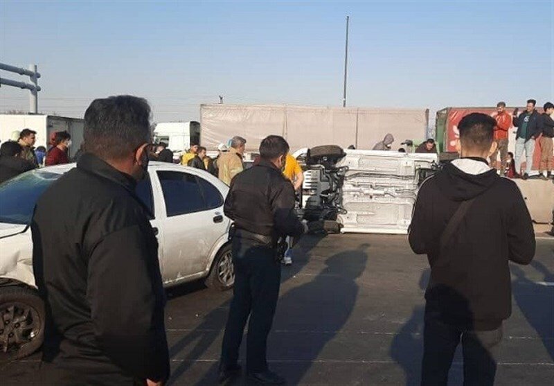 تصاویر | واژگونی خونین تریلر حامل خودروهای صفر در تهران | چه بلایی سر خودروها درآمد؟