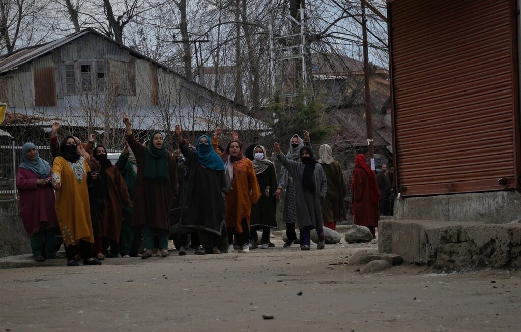 ببینید| واکنش مردم هند درپی اهانت به سردار سلیمانی و رهبرانقلاب | پلیس مجبور به عذرخواهی شد | نصب تصویر سردار با شعار «لبیک یا خامنهای»