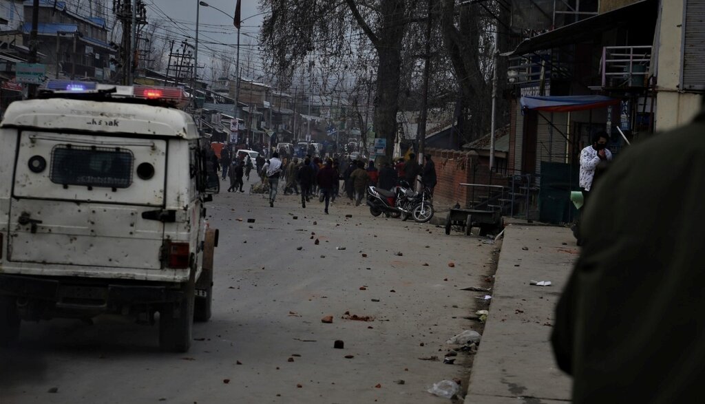 ببینید| واکنش مردم هند درپی اهانت به سردار سلیمانی و رهبرانقلاب | پلیس مجبور به عذرخواهی شد | نصب تصویر سردار با شعار «لبیک یا خامنهای»