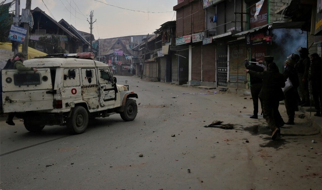 ببینید| واکنش مردم هند درپی اهانت به سردار سلیمانی و رهبرانقلاب | پلیس مجبور به عذرخواهی شد | نصب تصویر سردار با شعار «لبیک یا خامنهای»