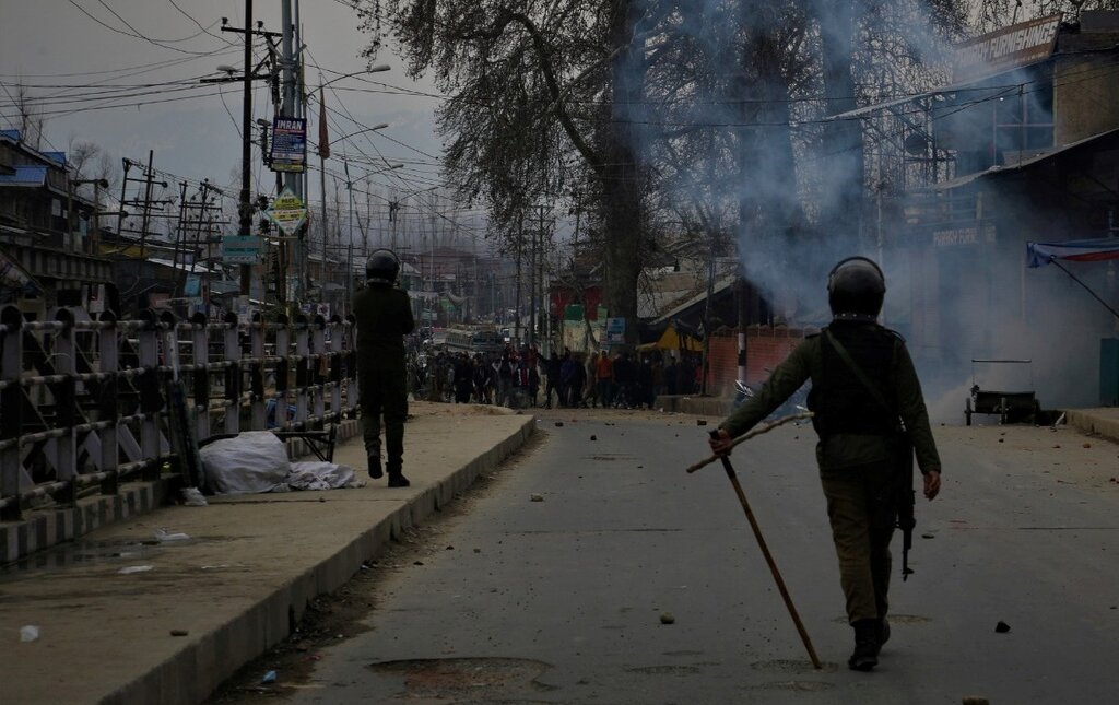 ببینید| واکنش مردم هند درپی اهانت به سردار سلیمانی و رهبرانقلاب | پلیس مجبور به عذرخواهی شد | نصب تصویر سردار با شعار «لبیک یا خامنهای»