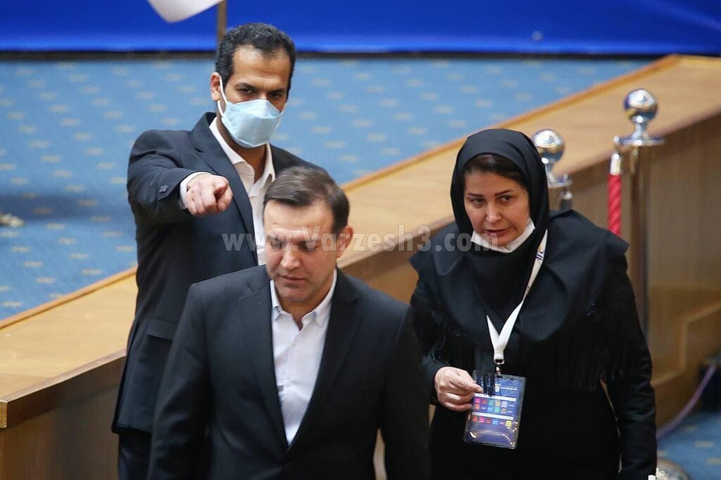 عکس | آدرس درب خروج فدراسیون فوتبال به عزیزی خادم نشان داده شد