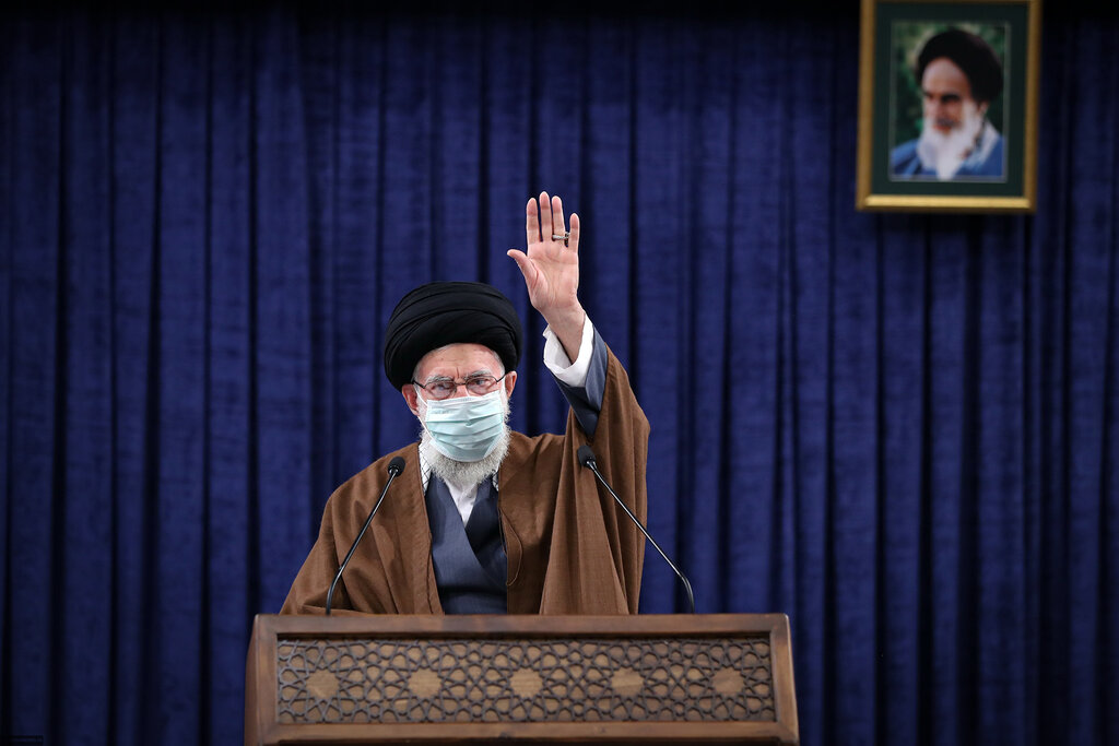 رهبر انقلاب: امروز نوبت سپاه است که تهمت بزنند و لجنپراکنی کنند | در برجام به برخی نکتهها توجه نشد و مشکلاتی پیش آمد که میبینیم