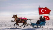 ببینید | شدت سرما در ترکیه ؛ ضخامت یخ نیم متر | مردم روی دریاچه سورتمه‌سواری می‌کنند
