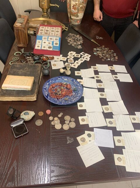 تصاویر | کشف عتیقه های ۳ هزار ساله در کامیون حمل اثاثیه منزل