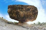 عکس | عجیب‌ترین پدیده طبیعی ایران ؛ سنگی که ۱۵۰ سال بین زمین و هوا مانده است | سنگ گرز ایلام با نمونه خارجی‌اش مو نمی‌زند