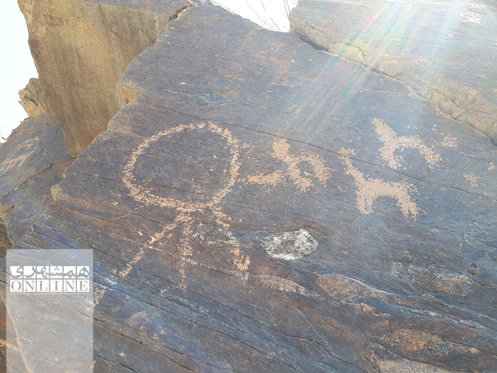 ببینید | ردپای آدم فضاییها در ایران | تصاویری از اهلی کردن سگ و اسب روی سنگنگارههای تیمره