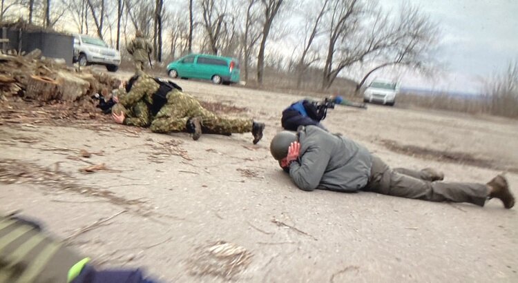 تصویر | وزیر کشور اوکراین این چنین از ترس گلوله‌های خمپاره خیز رفته است