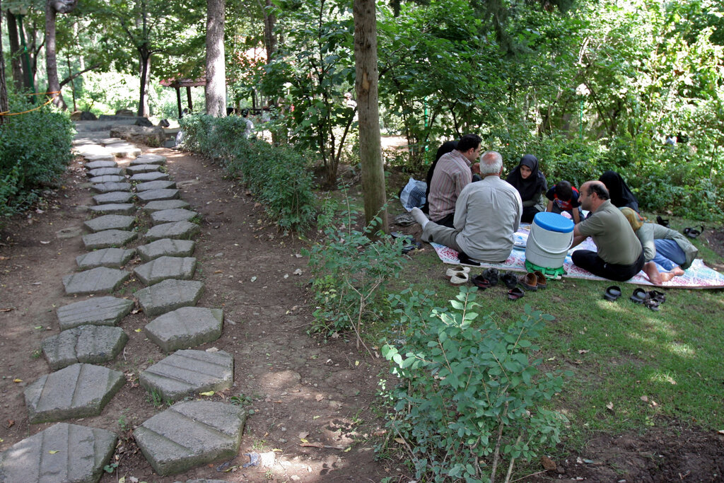 تصاویر | جمشید دولو کدام باغ را به فرح پهلوی هدیه داد؟ | این بوستان به سبک باغهای ایرانی و انگلیسی ساخته شده است