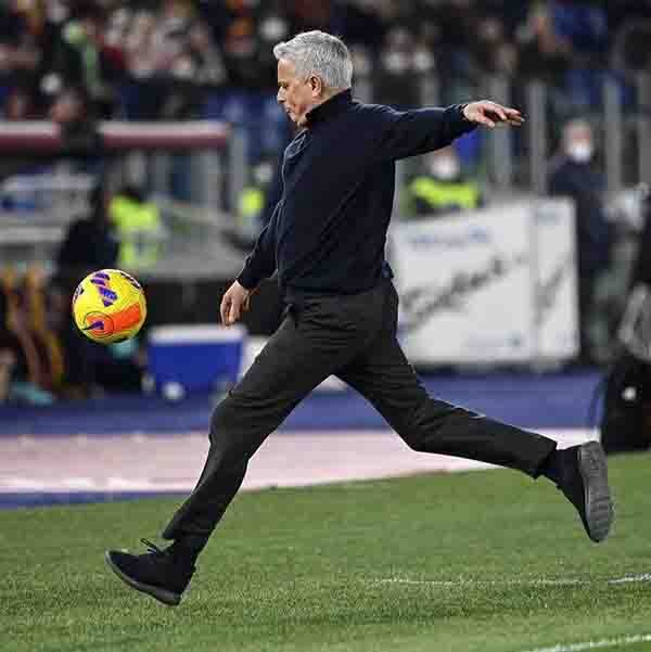 فریم به فریم با جنجال جدید آقای خاص | مورینیو زیر توپ زد، شکلک درآورد و اخراج شد