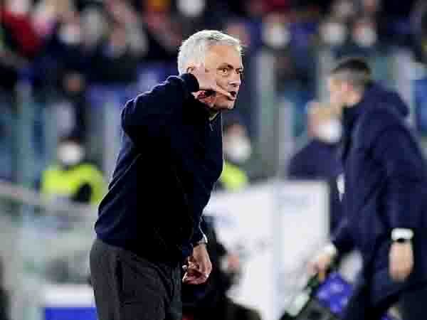 فریم به فریم با جنجال جدید آقای خاص | مورینیو زیر توپ زد، شکلک درآورد و اخراج شد