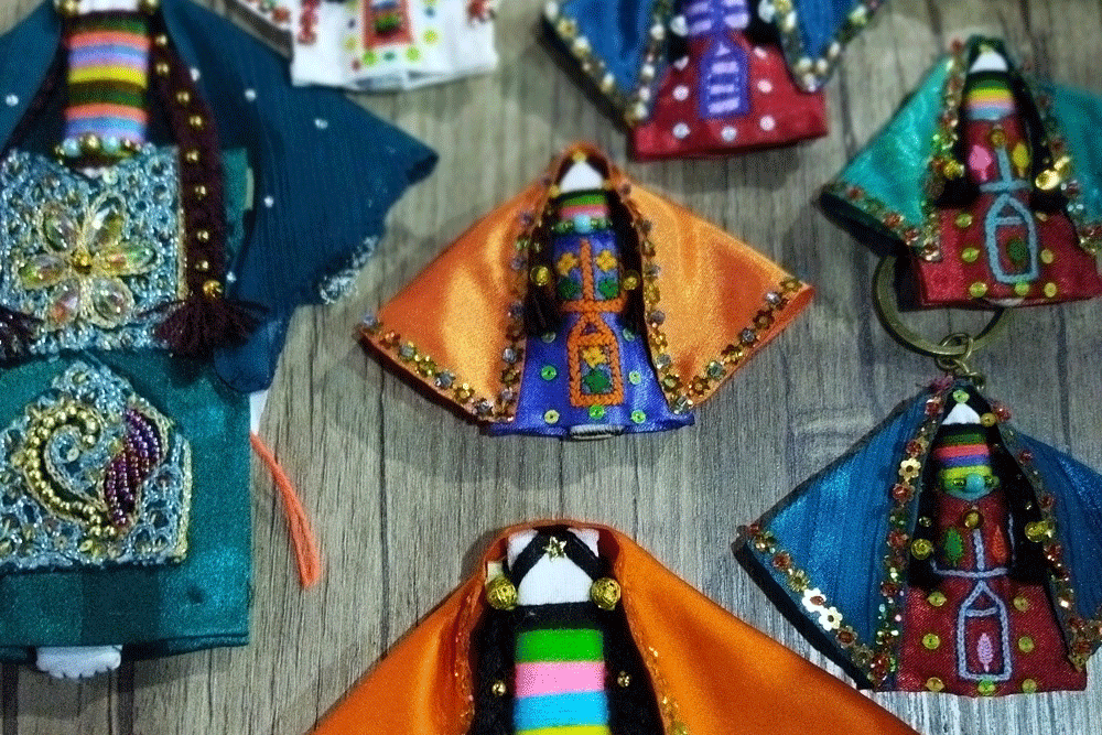 وقتی «دهتوک» سفیر دانایی میشود | «ماهبیبی» با عروسکدوزی بلوچی، کتاب به «کلیران» میبرد