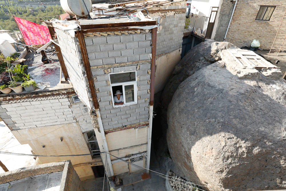 قصه عجیبترین دوقلوهای پایتخت | بچههای عجیب و غریب عمو سلامالله که از جا تکان نمیخورند