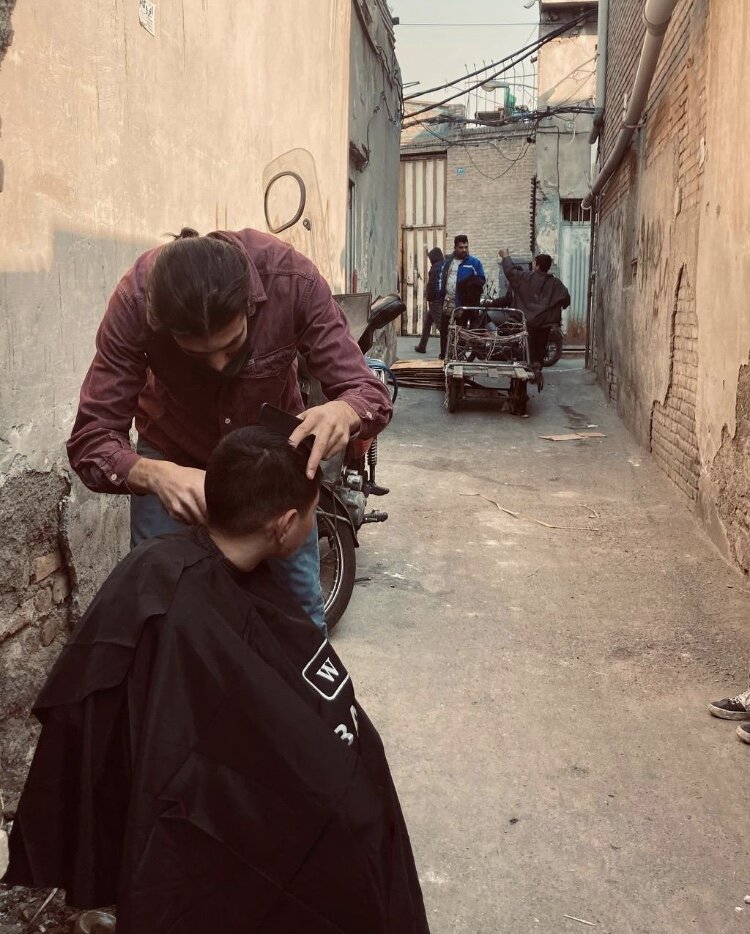 پیرایشگر سیار مهربانی | در پاتوقها قدم میزنم تا کارتنخوابی پیدا و موهایش را کوتاه کنم