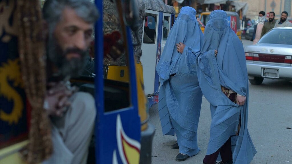 خود را بپوشانید حتی در صورت لزوم با یک پتو! | بیانیه جدید طالبان خطاب به زنان شاغل
