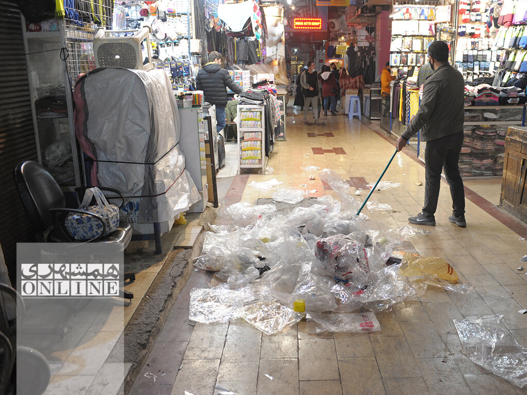 تولید روزانه ۲۵ تن زباله در بازار تهران | تصاویر منظره زشت زباله‌های رها شده جلوی در حجره‌ها | واکنش شهرداری