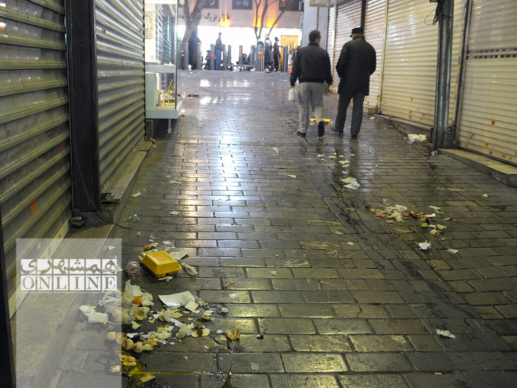 تولید روزانه ۲۵ تن زباله در بازار تهران | تصاویر منظره زشت زبالههای رها شده جلوی در حجرهها | واکنش شهرداری