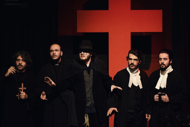 زمستان گرم تماشاخانه ها | از بازگشت باشکوه مارادونا تا محاکمه جادوگران