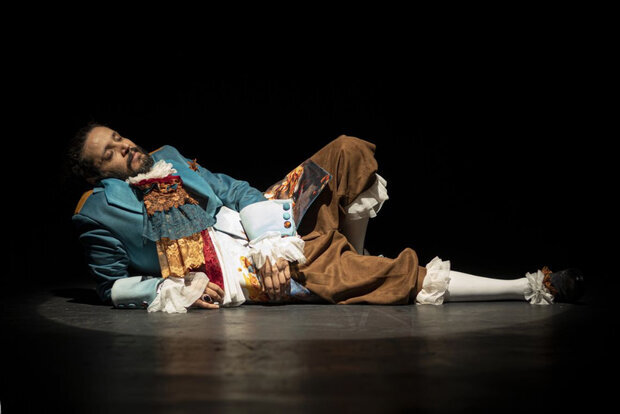 زمستان گرم تماشاخانه ها | از بازگشت باشکوه مارادونا تا محاکمه جادوگران