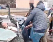 تلاش مردم کی‌یف برای نجات دادن فردی که با ماشینش زیر نفربر روسی له شد
