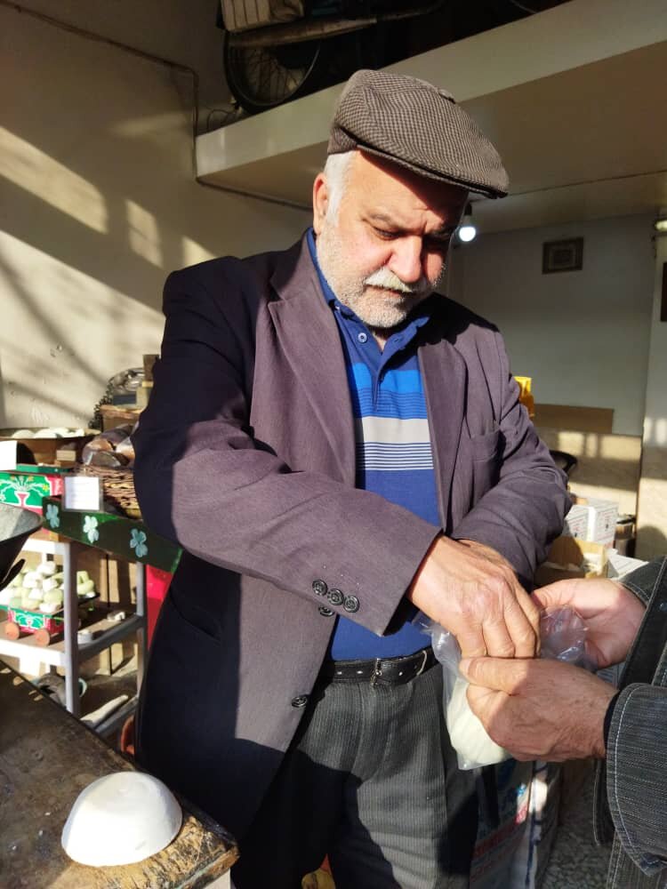 «پی» صابونِ آخرین صابونفروش تهران را به تن بزنید | صابون جهیزیه از سال ۱۳۴۷ و تنها یادگار صابونپزخانه اینجاست