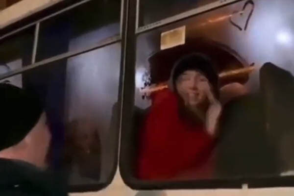 خداحافظی دختر اوکراینی با پدرش