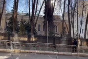 ببینید | لحظه پایین کشیده شدن پرچم سفارت اوکراین در مسکو