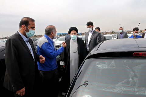 بازدید رئیسی از انبار و خط تولید ایران خودرو
