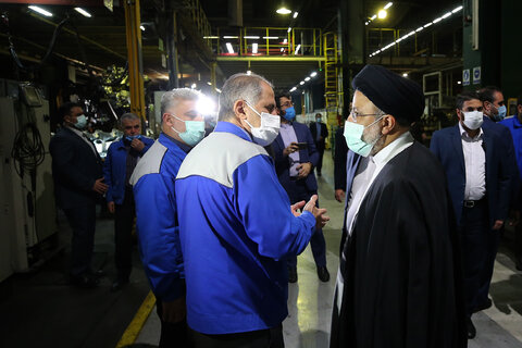بازدید رئیسی از انبار و خط تولید ایران خودرو